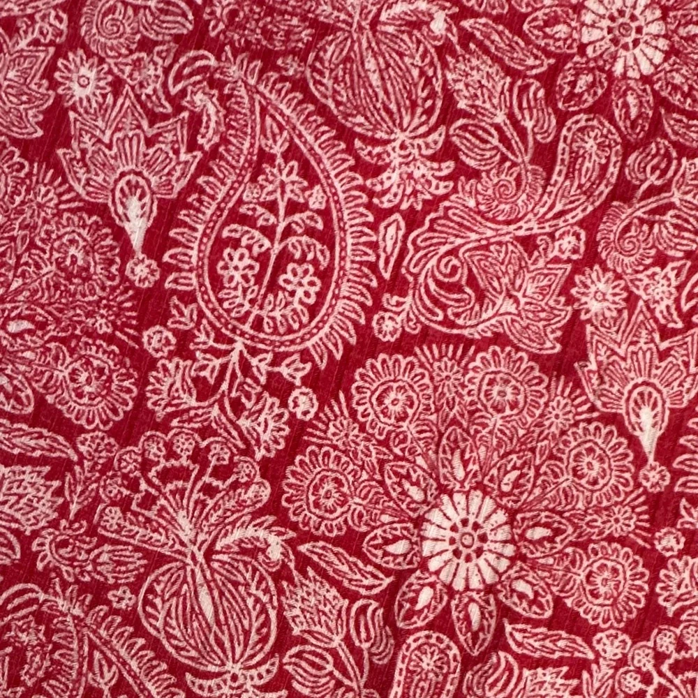 Sleeveless Red Paisley-Print Tank Top - Picture 7 of 8